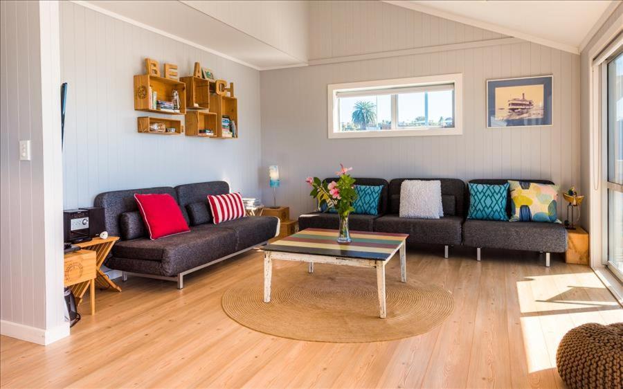 Вилла The Waiheke Pad - In The Heart Of Oneroa! Экстерьер фото